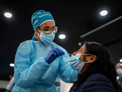Un sanitario realiza una prueba de antígenos, el pasado 20 de octubre en Madrid.