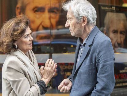 Carmen Calvo conversa con el actor José Sacristán, en Madrid.
