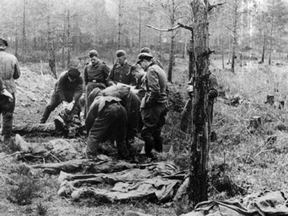 Imagen tomada en 1943 de las fosas comunes de Katyn, en el municipio ruso de Smolensk.