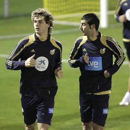 Llorente, a la izquierda, y Albiol, en el entrenamiento de la selección en Villarreal.
