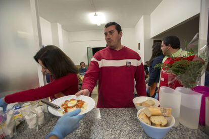 Antonio Luque recibe el plato de cena esta noche en un comedor social de Jaén.