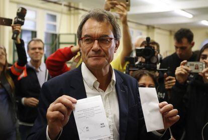 El expresidente de la Generalitat Artur Mas vota ante decenas de medios hoy en el Col·legi Infant Jesús de Barcelona.