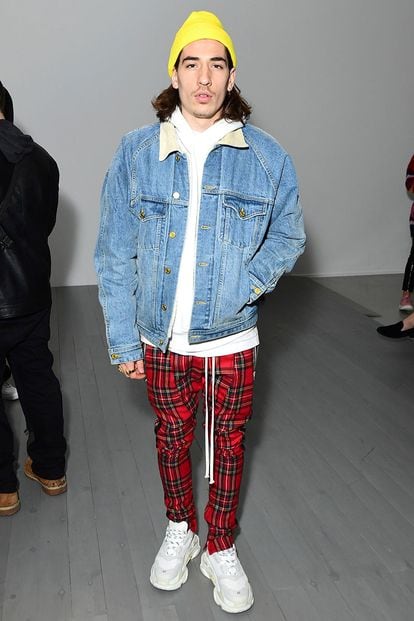 Hector Bellerín también ha acudido a una de las fiestas de la semana de la moda de Londres con un look muy moderno compuesto por cazadora vaquera con forro de borrego, pantalones de cuadros y zapatillas de Balenciaga.