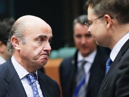Luis de Guindos conversa con el vicepresidente de la Comisi&oacute;n Europea, Valdis Dombrovskis.