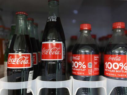 Botellas de Coca-Cola en una tienda en Corte Madera (California, EE UU).