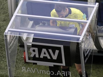 El árbitro consulta la repetición de las imágenes con la tecnología VAR en el partido disputado entre Nigeria e Islandia, el pasado 22 de junio.