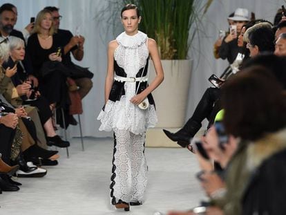 Una modelo con un diseño en el desfile de Loewe, en París.