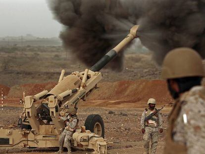 Militares saudíes disparan contra posiciones del ejército de Yemen, en 2015. 