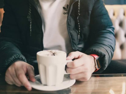 Apple Watch y taza de café