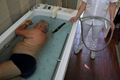 Un hombre recibe un tratamiento de hidroterapia en el Balneario Lukacs, uno de los baños termales históricos de Budapest, especializado también en tratamientos de fisioterapia.