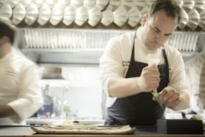 El chef Ángel León en la cocina de Aponiente.