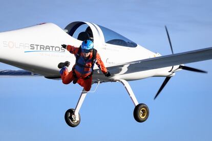 El aventurero suizo Raphael Domjan saltó este martes del avión SolarStratos, un prototipo propulsado solo por energía solar y pilotado por el español Miguel A. Iturmendi. El objetivo, hacer el primer salto desde un avión así y hacerlo, además, en caída libre.