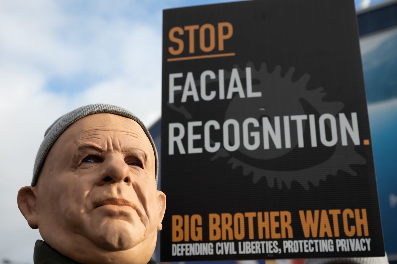 Un hombre enmascarado en una protesta organizada en enero en Cardiff contra el uso de cámaras de reconocimiento facial por parte de la policía