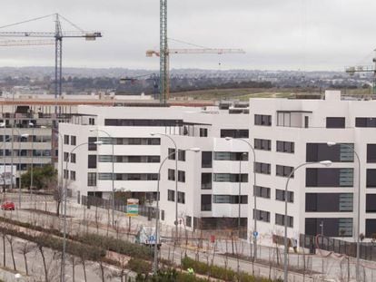 Gr&uacute;as en las obras de construcci&oacute;n de bloques de vivienda nueva en el PAU Arroyo del Fresno de Madrid.