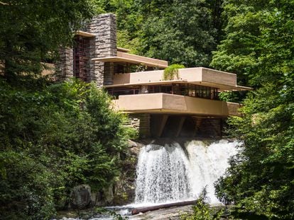 La Casa de la Cascada (Mill Run, Pensilvania), diseñada por el arquitecto Frank Lloyd Wright, fue construida sobre una cascada y la roca sobre la que se asienta se eleva por dentro de la sala de estar.
