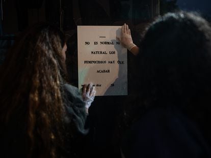 El colectivo Casa de la Mujer recorre el barrio Galerías, en Bogotá, pegando carteles con mensajes feministas en el marco del Día Internacional contra la Violencia de Género, el 24 de noviembre de 2022.