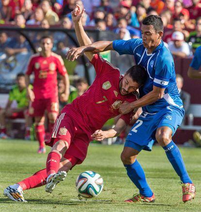 Villa chuta ante Xavier García en lo que sería su segundo tanto en el amistoso que enfrentó a España y El Salvador.