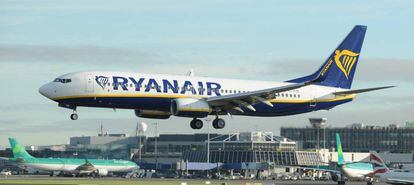 Un avión de Ryanair aterriza en el aeropuerto de Dublín (Irlanda) hoy, 28 de septiembre de 2017.