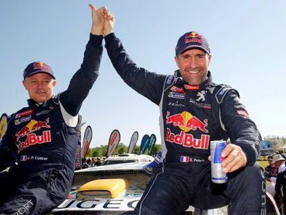 Stephane Peterhansel (derecha) y su copiloto Jean Paul Cottret, vencedores del Dakar 2015.