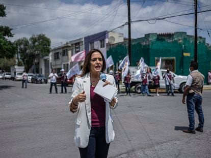 La candidata Clara Luz Flores habla a la prensa durante un evento en la colonia Industrial, en Monterrey