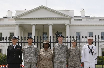 Varios miembros del Ejército de EE UU, durante una protesta a favor de los derechos de los homosexuales ante la Casa Blanca en abril de 2010.