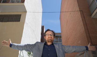 El arquitecto Jon Goitia de la Torre posa delante del solar que albergará la futura vivienda unifamiliar.