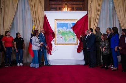 Autoridades venezolanas develan el mapa de Venezuela con la anexión del Esequibo, el 8 de diciembre en Caracas (Venezuela).