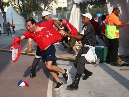 Hnchas chilenos intentan burlar la seguridad.