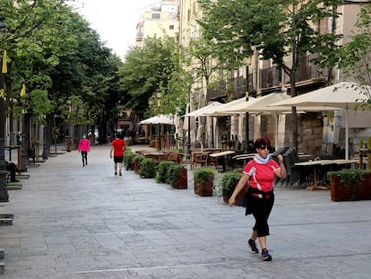 Varias personas paseando por una calle de Girona, en una imagen de archivo.