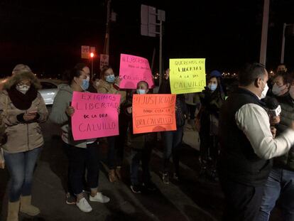 Manifestantes exigen la liberación de Azucena Calvillo en la madrugada de este miércoles.