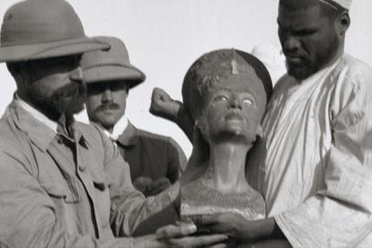 El descubridor Ludwig Borchard muestra el busto encontrado en Amarna.