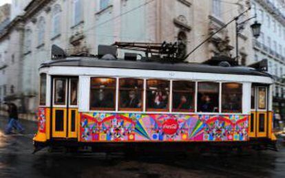 Un tranvía en el centro de Lisboa.