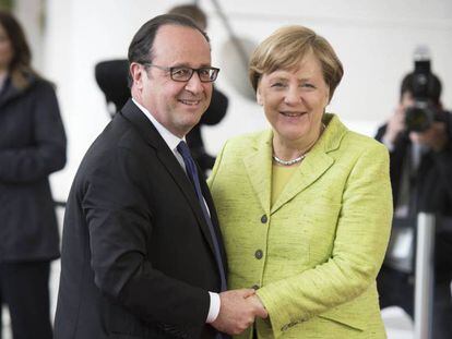 La canciller alemana, Angela Merkel, y el presidente francés, François Hollande, este lunes en Berlín.