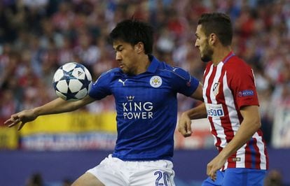 El jugador del Leicester, Shinji Okazaki, en acción frente a Koke del Atlético. 