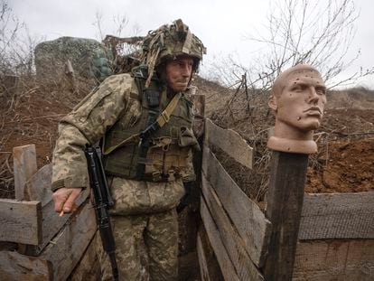 Un soldado ucranio camina por una trinchera en la región de Donetsk, el pasado domingo.