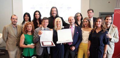 La hija de Manuel Alejandro recibe la placa en la sede de la Biblioteca Marqués de Valdecilla de la Universidad Complutense.