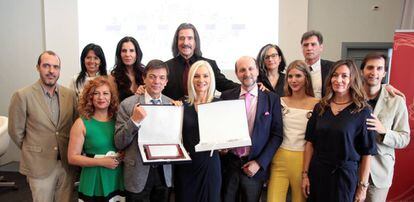 La hija de Manuel Alejandro recibe la placa en la sede de la Biblioteca Marqu&eacute;s de Valdecilla de la Universidad Complutense.