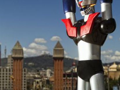 El robot gegant a la plaça d'Espanya de Barcelona, on se celebra el Saló del Cómic.