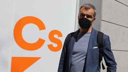 Toni Cantó, tras presentar su dimisión a su salida de la sede de Ciudadanos en Madrid.