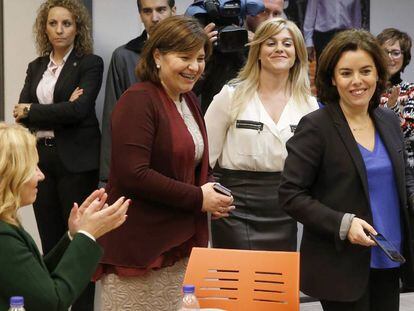 La líder del PP valenciano, Isabel Bonig, en el centro, junto a Soraya Sáenz de Santamaría.