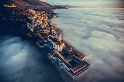 En la categoría de viajes, dronestagr.am eligió como mejor foto de 2016 esta vista aérea de la basílica de San Francisco de Asís en la localidad italiana de Asís (Umbria), en la punta de una colina rodeada por una densa niebla al atardecer. Desde la altura se distinguen la estructura de este complejo construido en el siglo XIII y que guarda los restos del santo: cuenta con dos zonas, dos iglesias superpuestas.