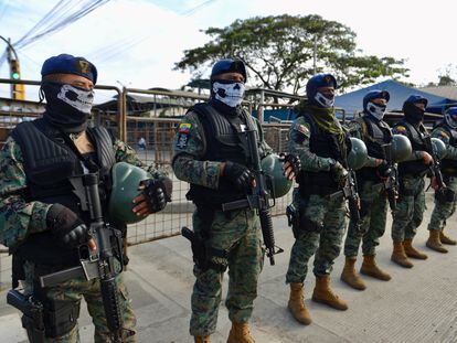 Fuerzas Armadas ecuatorianas, en conjunto con miembros de la Policía, en un operativo en Guayaquil (Ecuador).