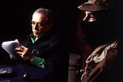 Ciudad de México, marzo de 2001. Gabriel García Márquez entrevista al subcomandante Marcos junto al periodista Roberto Pombo.