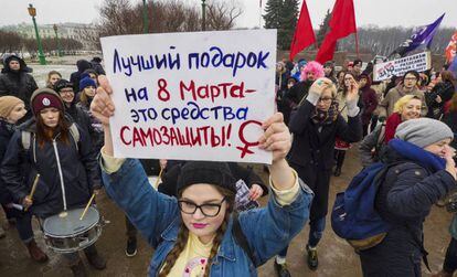 Varias mujeres protestan en el día de la Mujer en San Petersburgo.