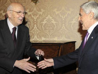 Franco Marini (derecha), entonces presidente del Senado, saluda al presidente de la República, Giorgio Napolitano, en 2008.