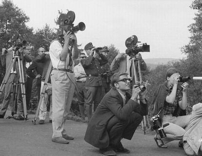 Medios gráficos trabajan en la frontera entre Alemania y Checoslovaquia durante la invasión soviética, el 28 de agosto de 1968.