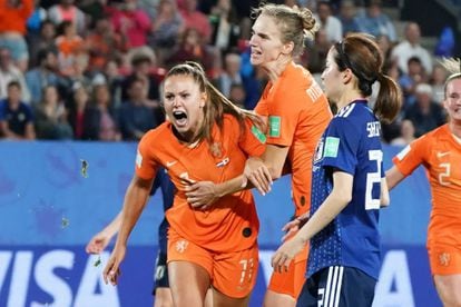 Lieke Martens de Holanda celebra la anotación de un penalti ante Japón durante un partido de la Copa Mundial Femenina 2019.