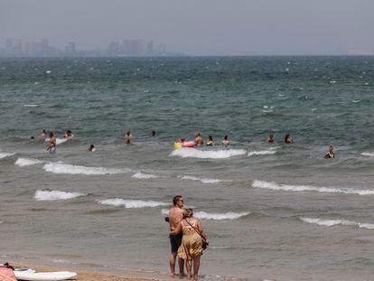 Decenas de bañistas en la playa de la Malvarrosa, en Valencia, el pasado lunes.