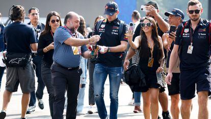 Max Verstappen, el piloto neerlandés de Fórmula 1, atiende a un grupo de aficionados en los garajes.