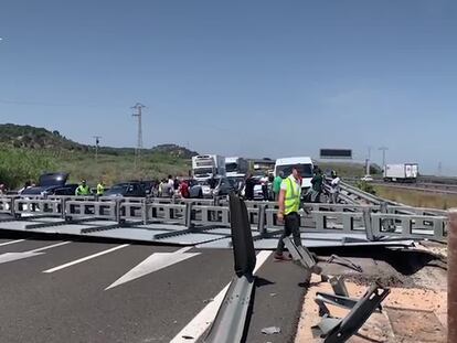 Imágenes de la retención en la autovía a la altura de Sagunto.